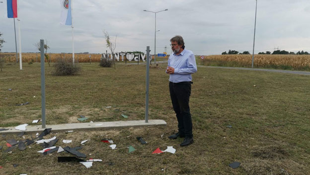 Министар Жигманов оштро осудио вандалско уништавање натписа Суботица на мађарском језику на улазу у град  