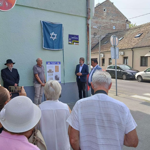  Министар Жигманов на откривању спомен плоче на месту некадашње сефардске синагоге у Земуну  