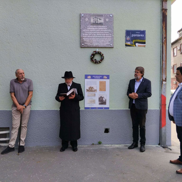  Министар Жигманов на откривању спомен плоче на месту некадашње сефардске синагоге у Земуну 