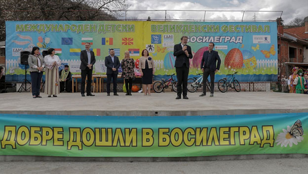  Министар Жигманов на дечјем ускршњем фестивалу у Босилеграду  