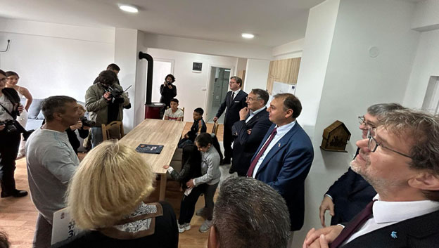  Министар  Жигманов уручио кључеве и уговоре корисницима станова за социјално становање Свилајнцу 
