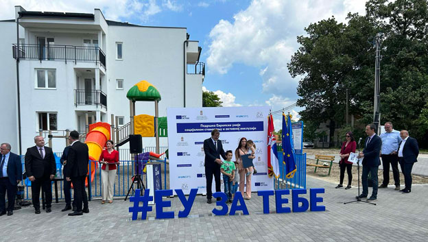 Министар Жигманов уручио кључеве корисницима станова за социјално становање у Врњачкој Бањи 