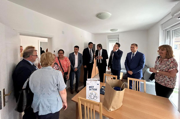  Министар Томислав Жигманов уручио кључеве корисницима станова за социјално становање у Љубовији 