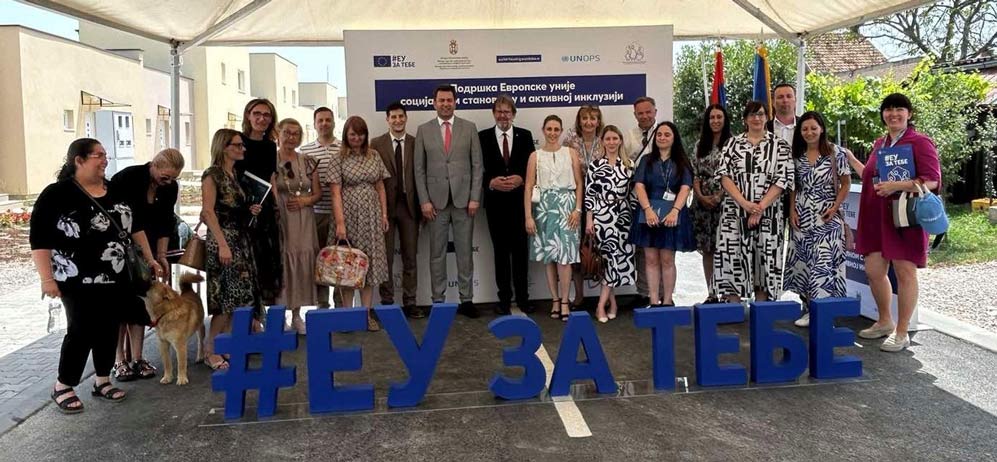 Ministar Tomislav Žigmanov na uručenju ključeva korisnicima 23 stana za socijalno stanovanje u Šapcu 