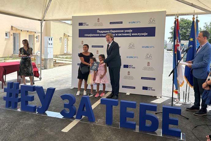  Министар Томислав Жигманов на уручењу кључева корисницима 23 стана за социјално становање у Шапцу 