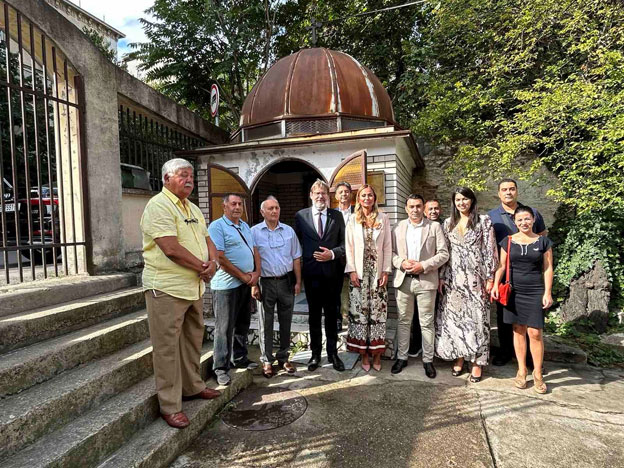  Министар Жигманов посетио спомен обележје Рома страдалих у ратовима и место култа заштитнице ромске деце теткице Бибије на Врачару  