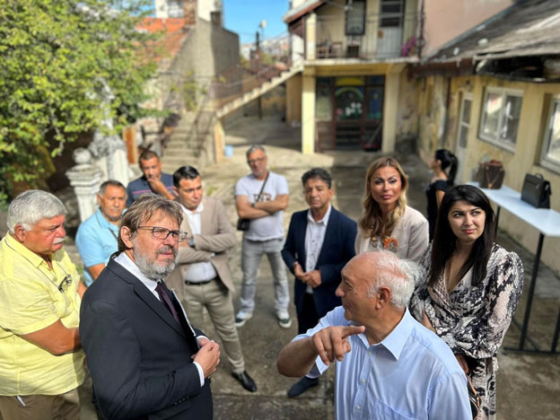  Министар Жигманов посетио спомен обележје Рома страдалих у ратовима и место култа заштитнице ромске деце теткице Бибије на Врачару   
